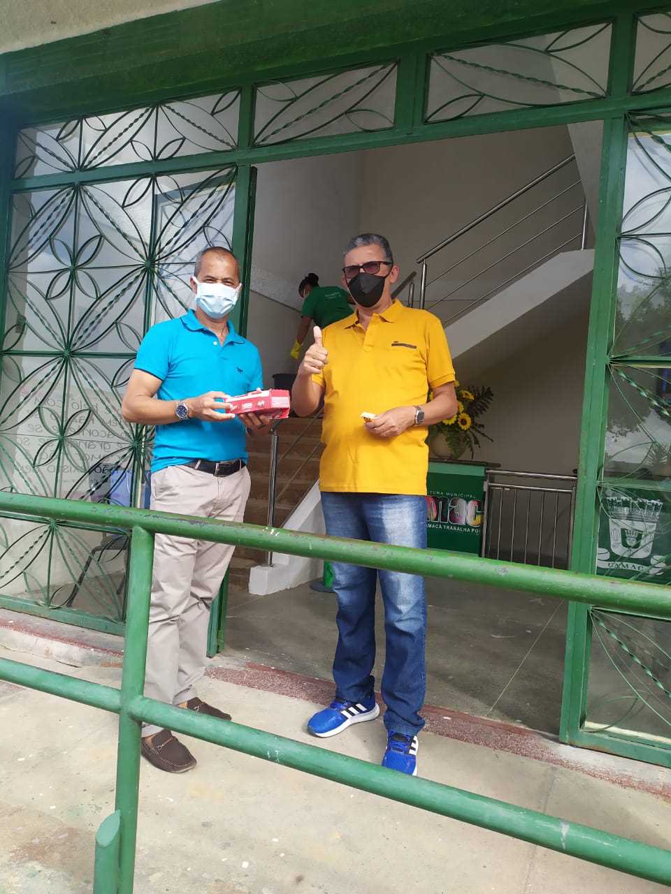Camacã: Prefeito Paulo do Gás recebe funcionários com bombons
